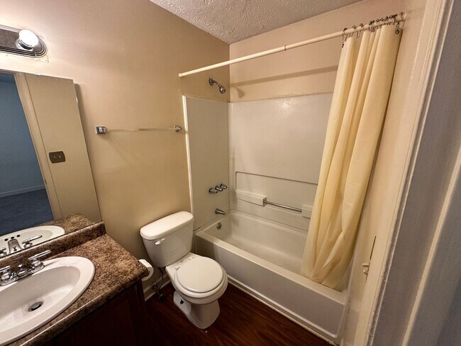 Building Photo - 2 Bedroom Condo in Deerwood Knoll