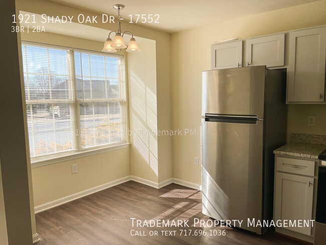Building Photo - Spacious Row Townhome