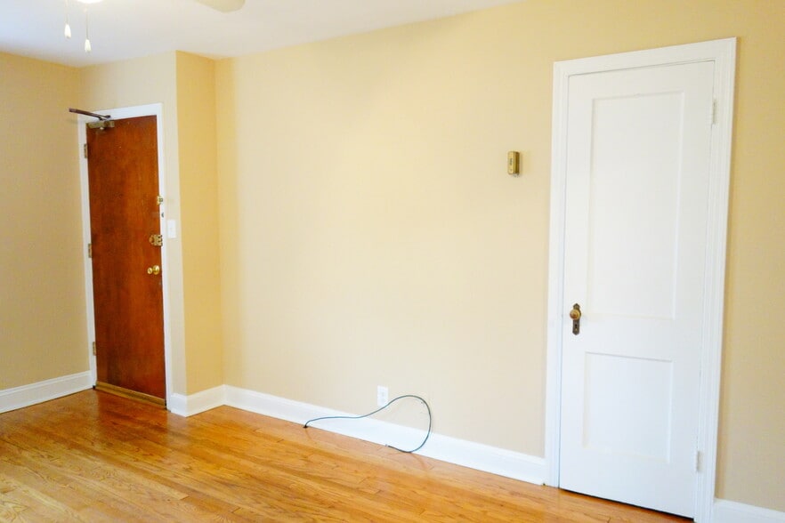 Building Photo - 8210 Greenwood Ave