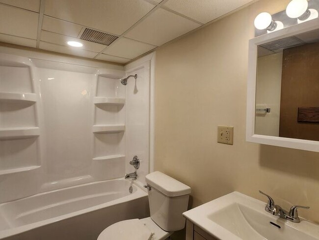 Building Photo - 1 Bedroom Court Yard Level Apartment