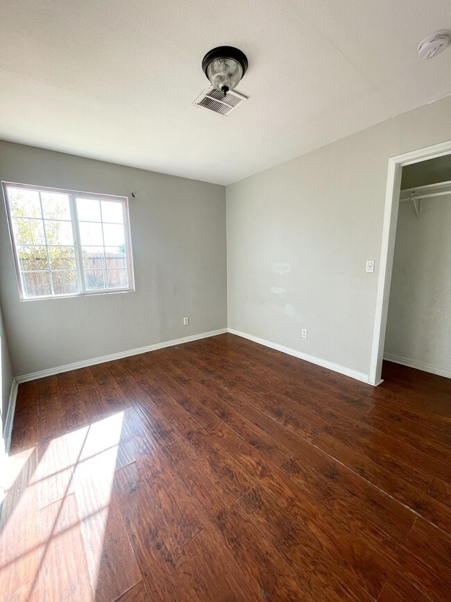 Building Photo - 2 Weeks Free Move-In Promo! Charming 4-Bed...