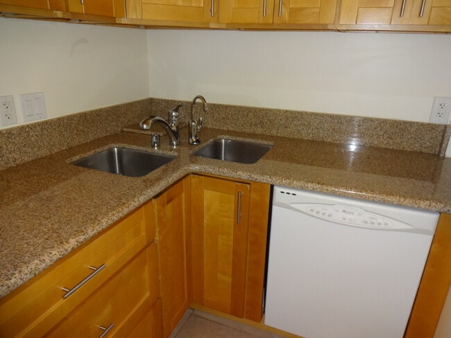 Building Photo - Quiet Mountain View Unit $2,900 2bd, 2ba, 2park; 3rd floor walk up