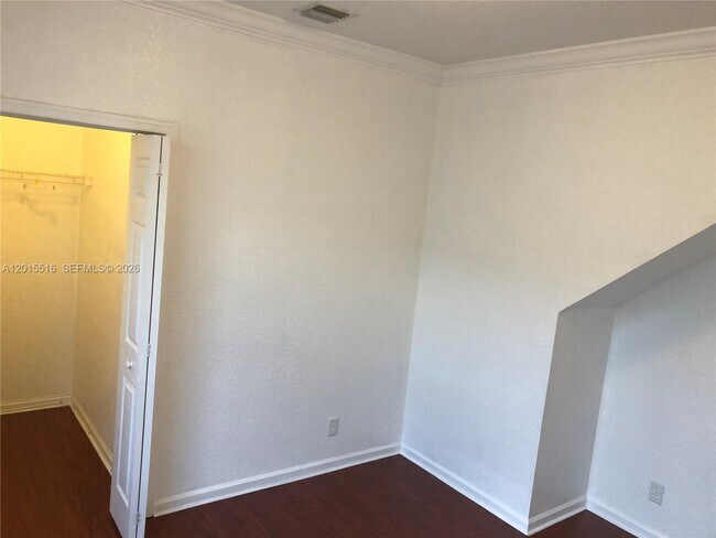 Building Photo - 693 Live Oak Ln