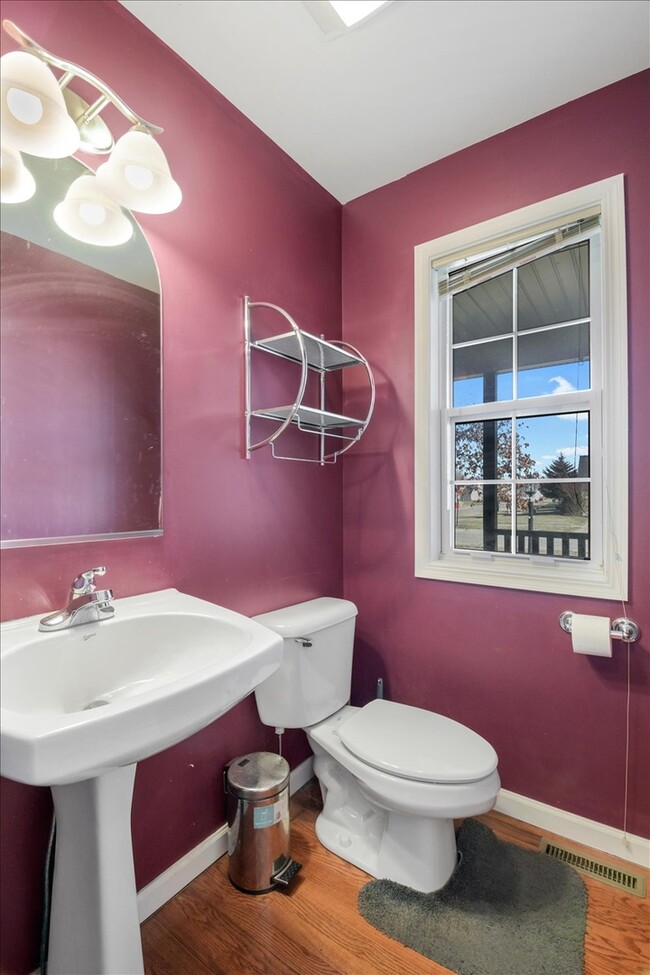 Building Photo - 705 Bergamot Dr