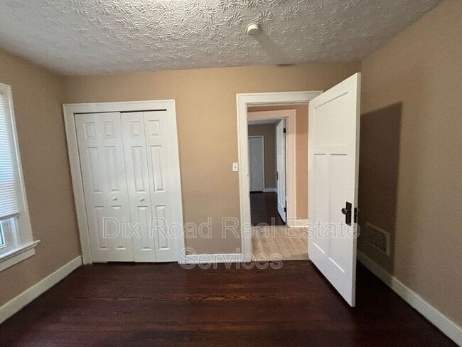 Building Photo - 217 Fernwood Ave