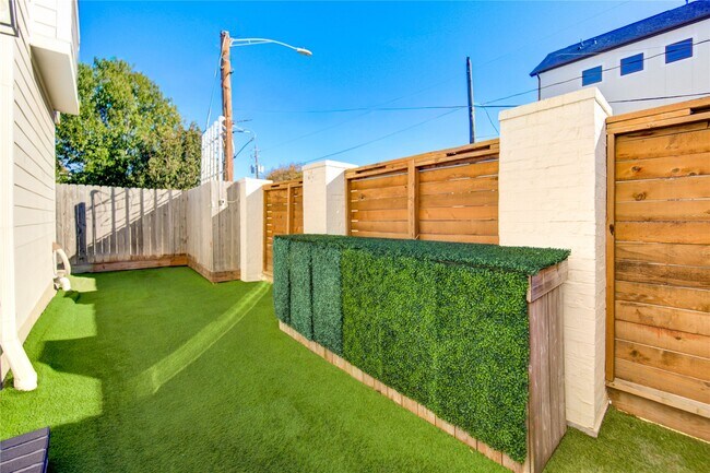 Building Photo - 820 Wakefield Dr