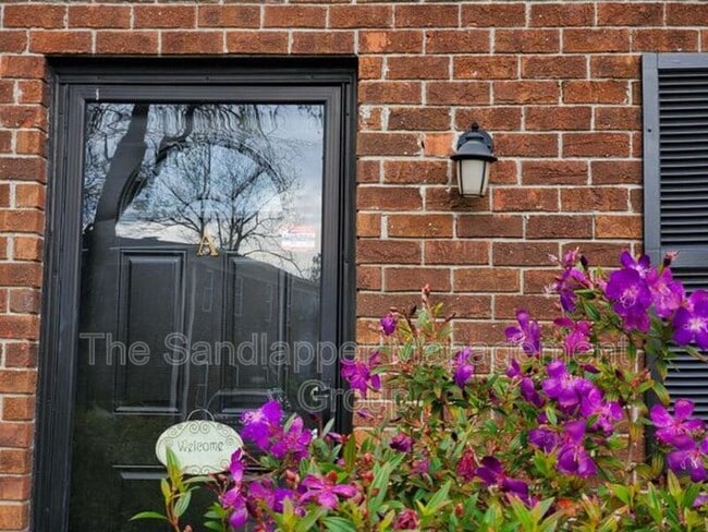 Primary Photo - 21 Rivers Point Row