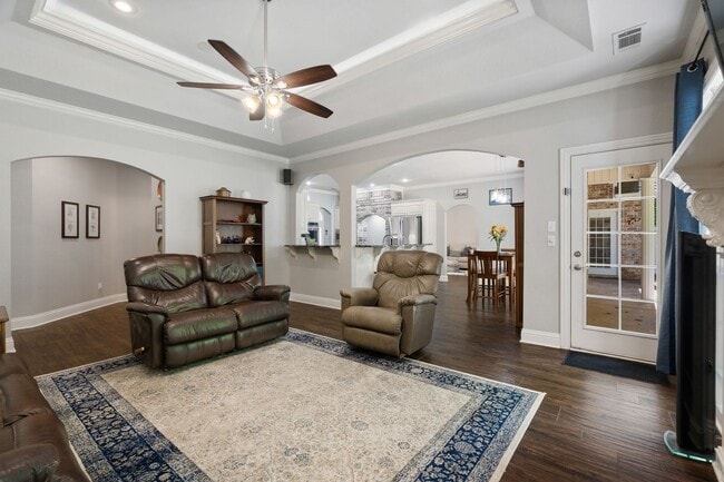 Building Photo - Luxury Living