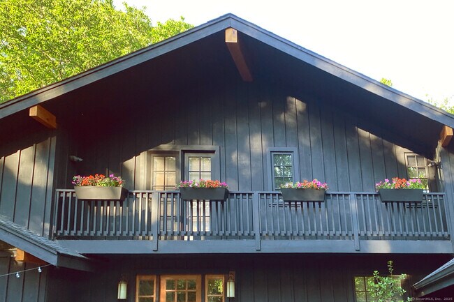 Building Photo - 5 Viking Green