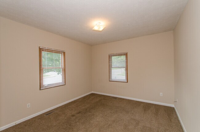 Building Photo - 4 bedroom, 1 bath home: Available July 2026!