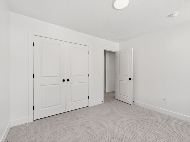 Building Photo - 3 Bed / 3.5 Bath Townhome in Mapleton – Modern, Spacious & Well-Located