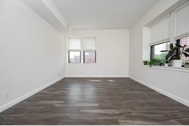 Building Photo - "Charming 1-Bed Retreat with Hardwood Eleg...