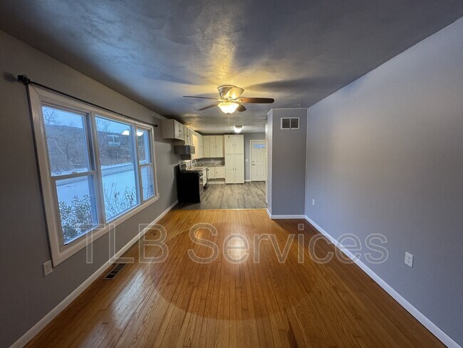 Building Photo - 542 Montdale Rd