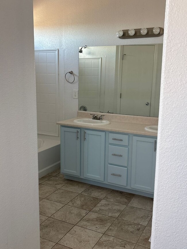 Building Photo - 5 Bedroom House