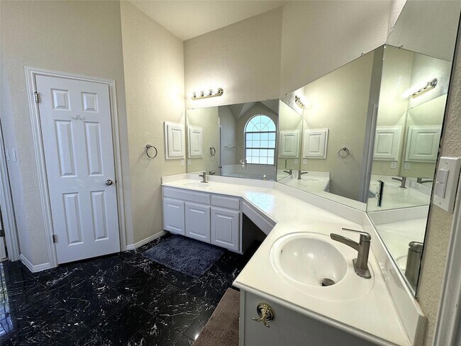 Building Photo - 8807 Splitarrow Dr