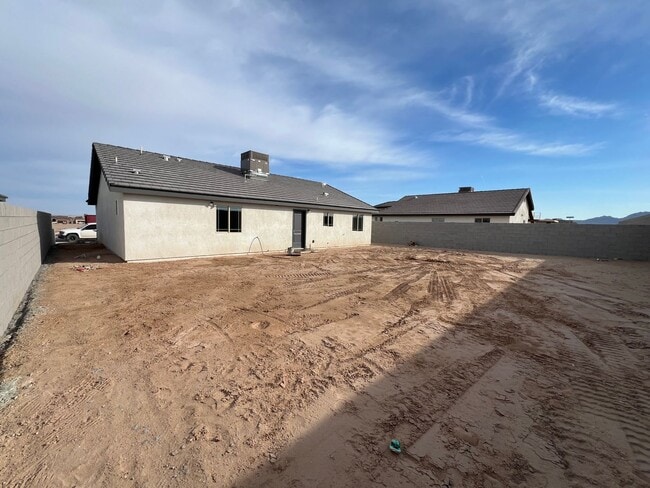 Building Photo - NEWER 3 BEDROOM HOME!