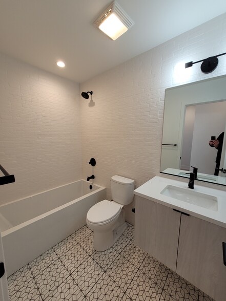 Building Photo - 1334 W Bryn Mawr Ave