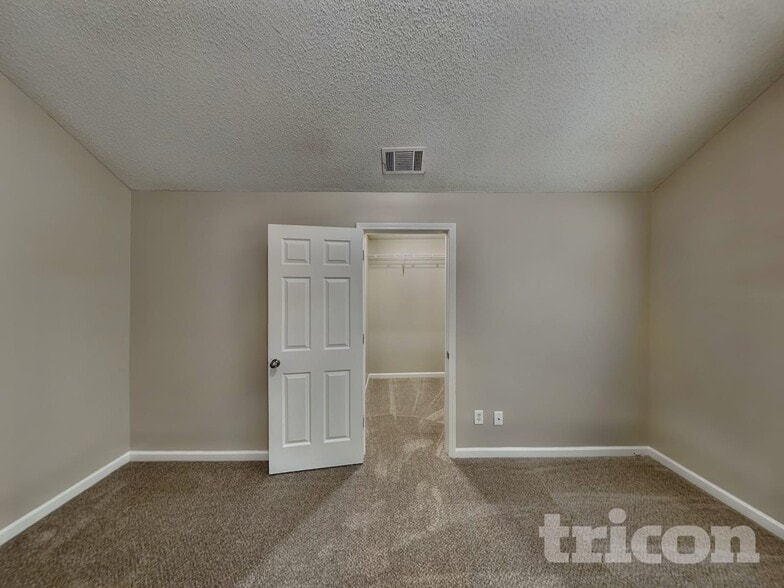 Building Photo - 345 Othello Dr