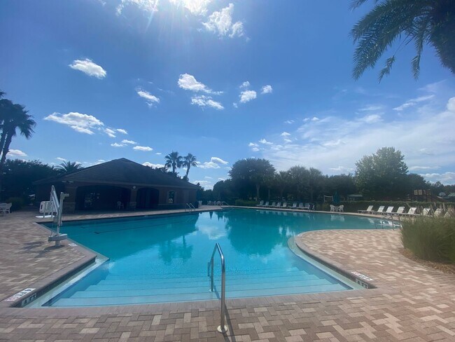 Building Photo - 5 BEDROOM HOUSE WITH PRIVATE POOL AND LAKE...