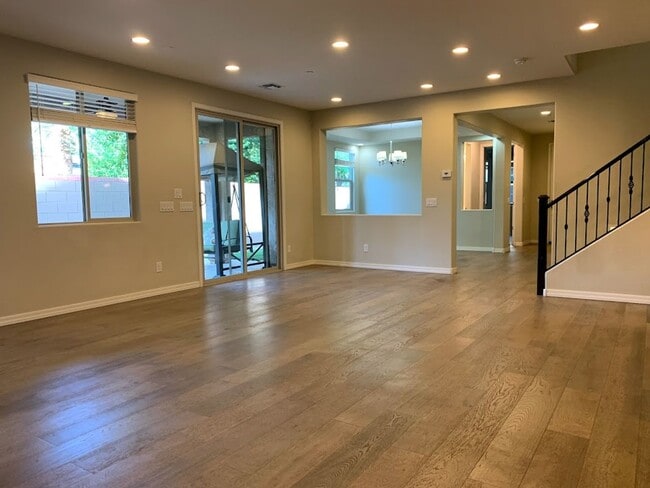 Building Photo - 4 BEDROOM PLUS LOFT, BUILT IN BBQ WITH COMMUNITY POOL