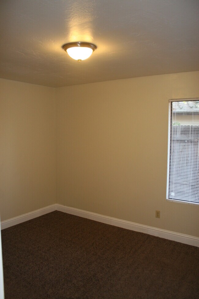 Building Photo - 7612 N Laurelglen Blvd