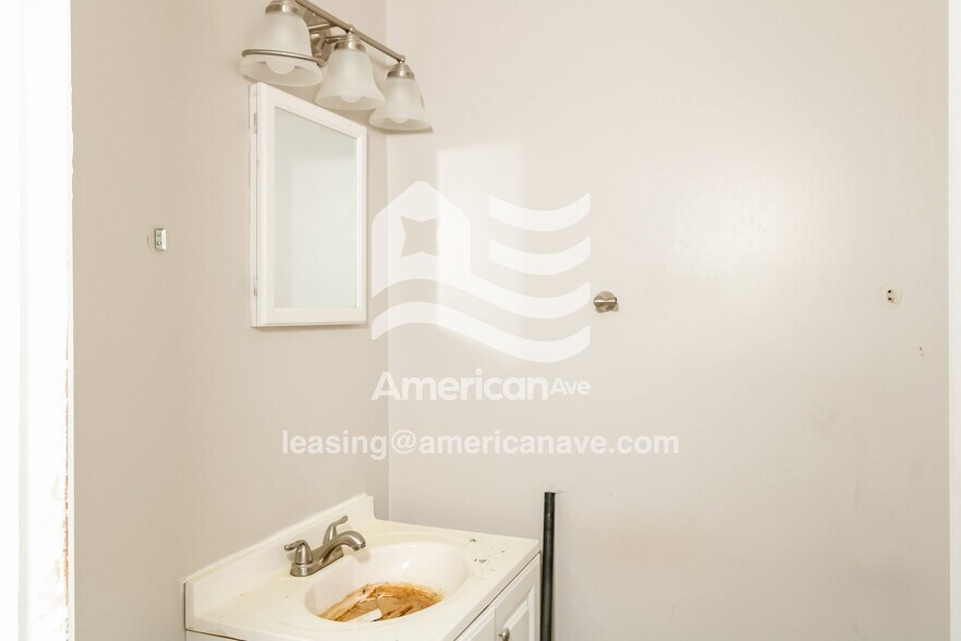 Building Photo - 17 Swan Ct