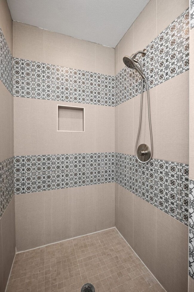 Building Photo - BEAUTIFUL Spacious Modern Grandview Single Level Home!