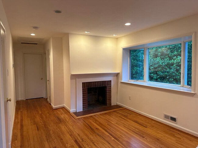 Building Photo - 425 Rollins St