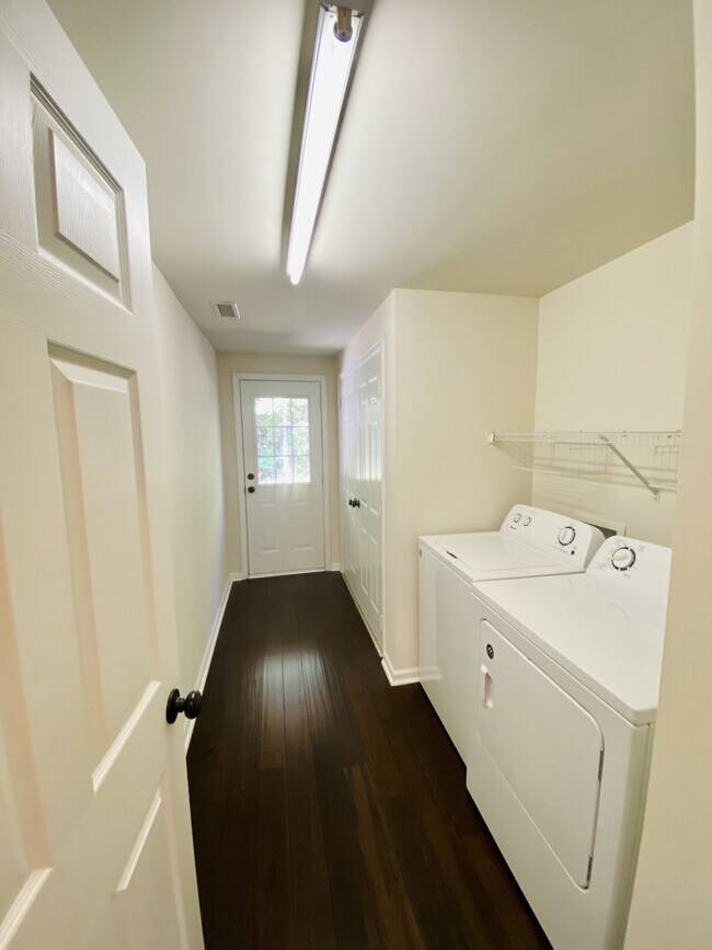 Building Photo - Heart of Ballantyne!  Beautiful End Unit Townhome. 2 Large Primary Suites Up & Flex Rm/3rd BR On ...