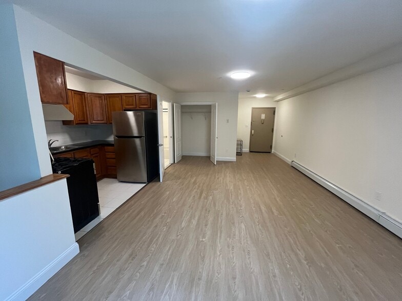 Building Photo - 141-35 Pershing Crescent