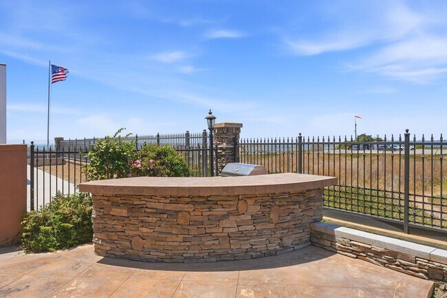 Building Photo - Luxury Coastal Living in Guard-Gated Ocean Colony