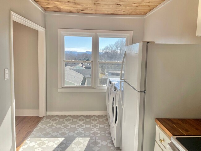 Building Photo - Centrally Located 1 bedroom 1 bath -  wate...