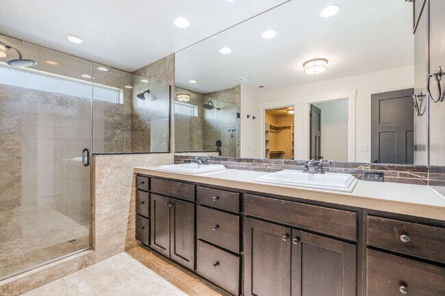 Building Photo - Beautifully Designed Home With Exceptional Space & Modern Comfort