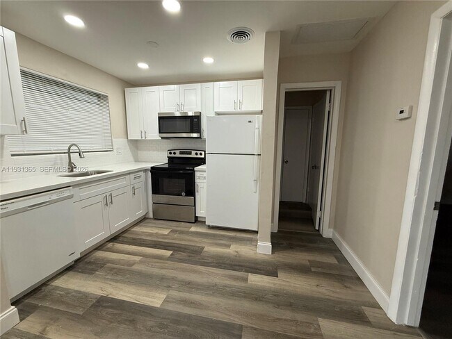 Building Photo - 3033 NW 43rd Ave