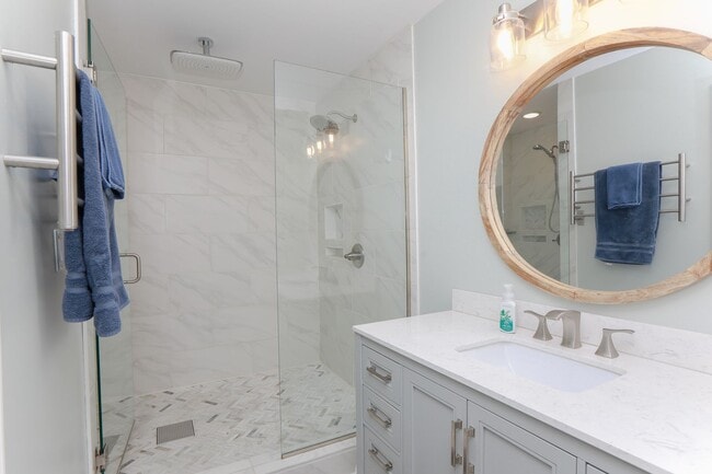 Building Photo - Pretty Lake Furnished Unit 2/1.5 Views! Vi...