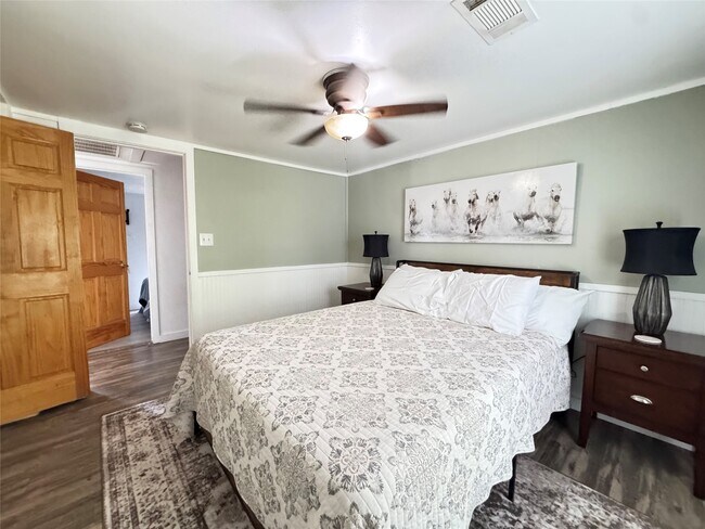 Building Photo - 879 Christmas Rd