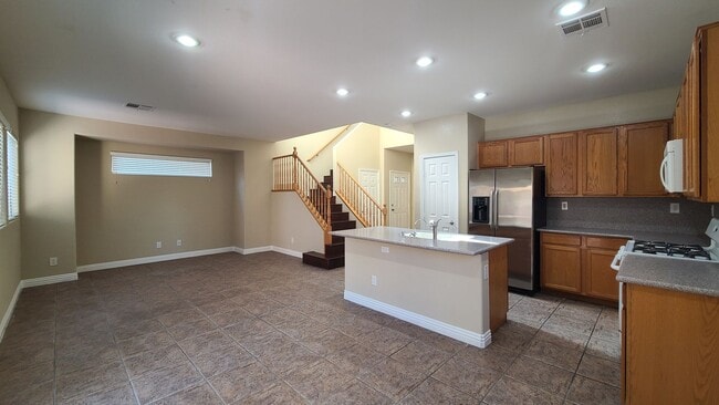 Building Photo - 3 Bedroom home located near Mountains Edge.