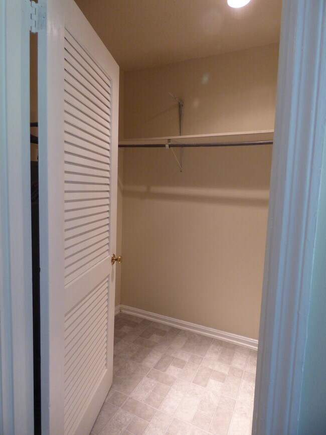 Building Photo - ORR731/733