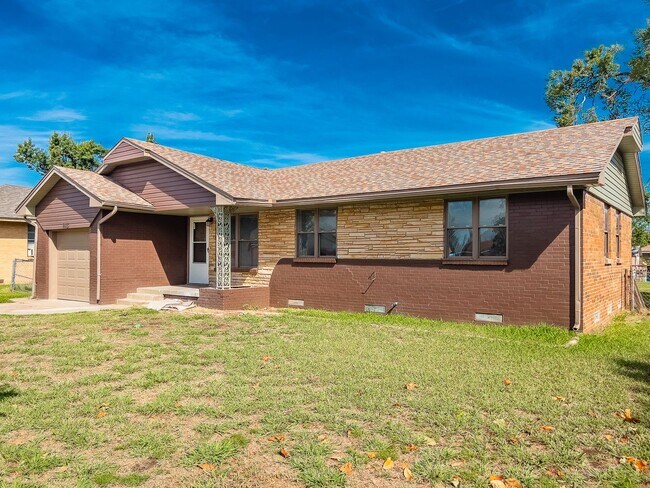 Building Photo - This Perfect Home Awaits!