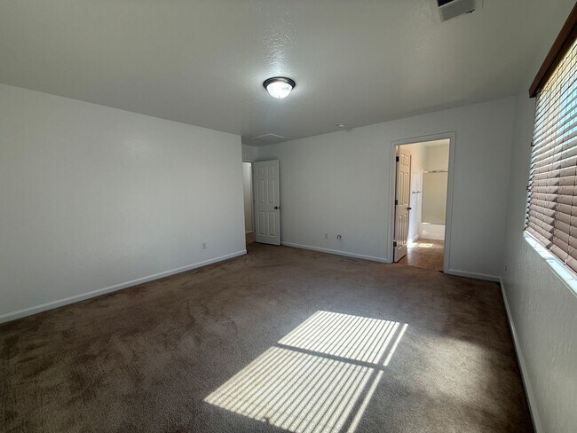 Building Photo - 3-bedrooms and two bathrooms home located in Visalia, CA