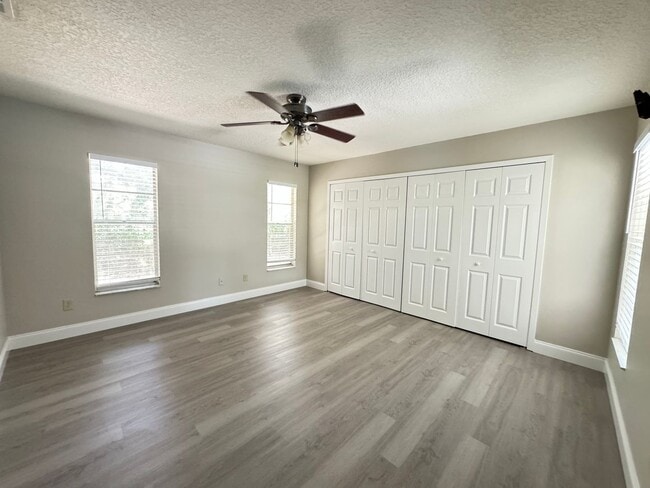 Building Photo - Gorgeous 4 BR country estate home with pool on 3 Acres