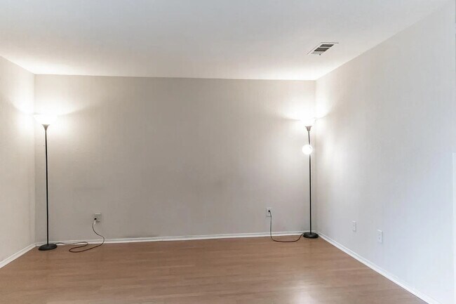 Building Photo - Stylish 2BR/2BA with Pool, In-Unit Laundry & Carport in Central Modesto – 1,182 Sq Ft