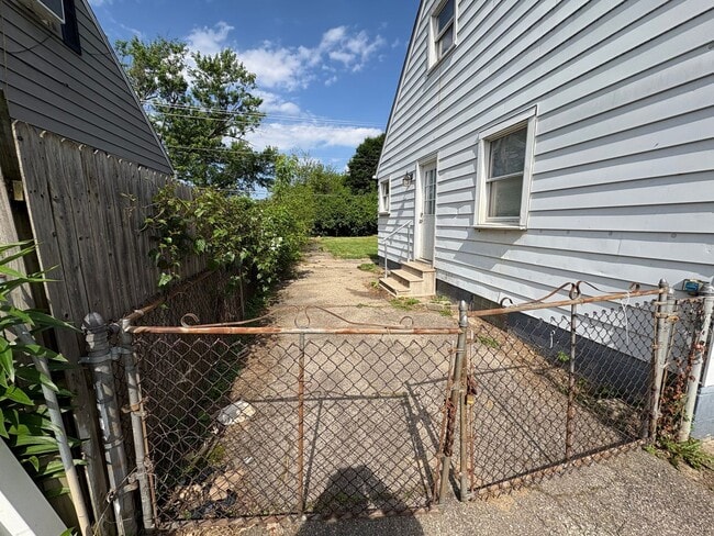 Building Photo - 925 S Ashburton Rd
