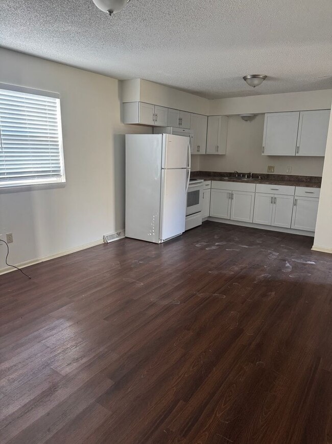 Building Photo - Three Level Three Bedroom Duplex in SW Columbia