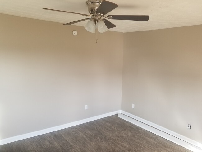 Building Photo - 3 bedroom, 1 Bath $800 No Pets Call (304) ...