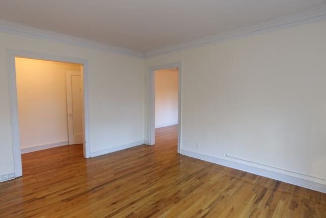 Building Photo - 1128 W Oakdale Ave