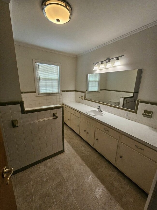 Building Photo - 985 Melrose Dr