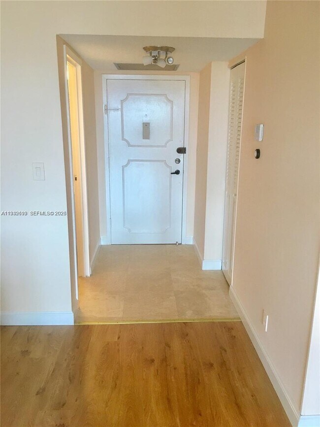 Building Photo - 800 Parkview Dr