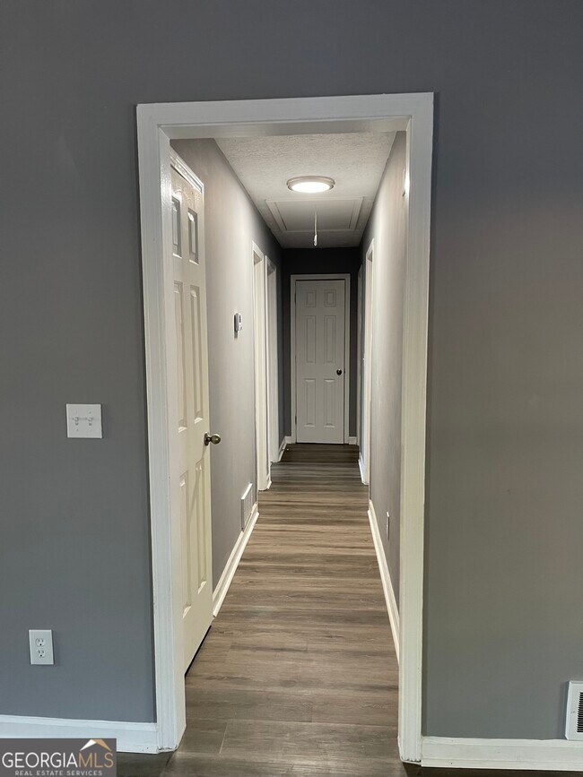 Building Photo - 505 Ironwood Ct SE