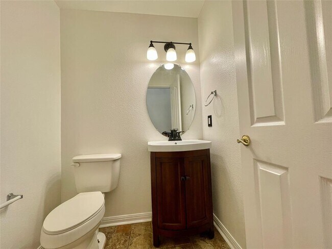 Building Photo - 2204 Zoa Dr